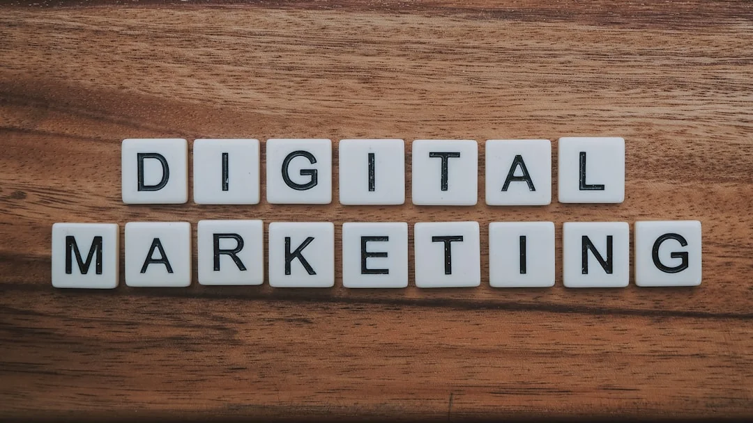 Un homme analyse des stratégies de contenu marketing à l’aide de post-it sur un tableau blanc.